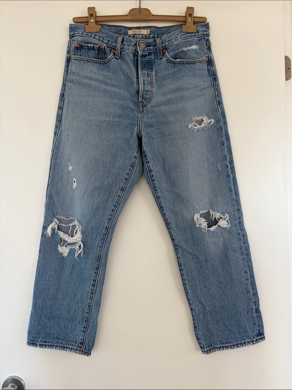 Levi’s Wedgie Straight Cropped Distressed Jeans – Size 30